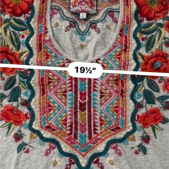 Johnny Was Ornelia Embroidered Capped Sleeve Grey Hi-Lo Tee- XS- like new! - Picture 13 of 13